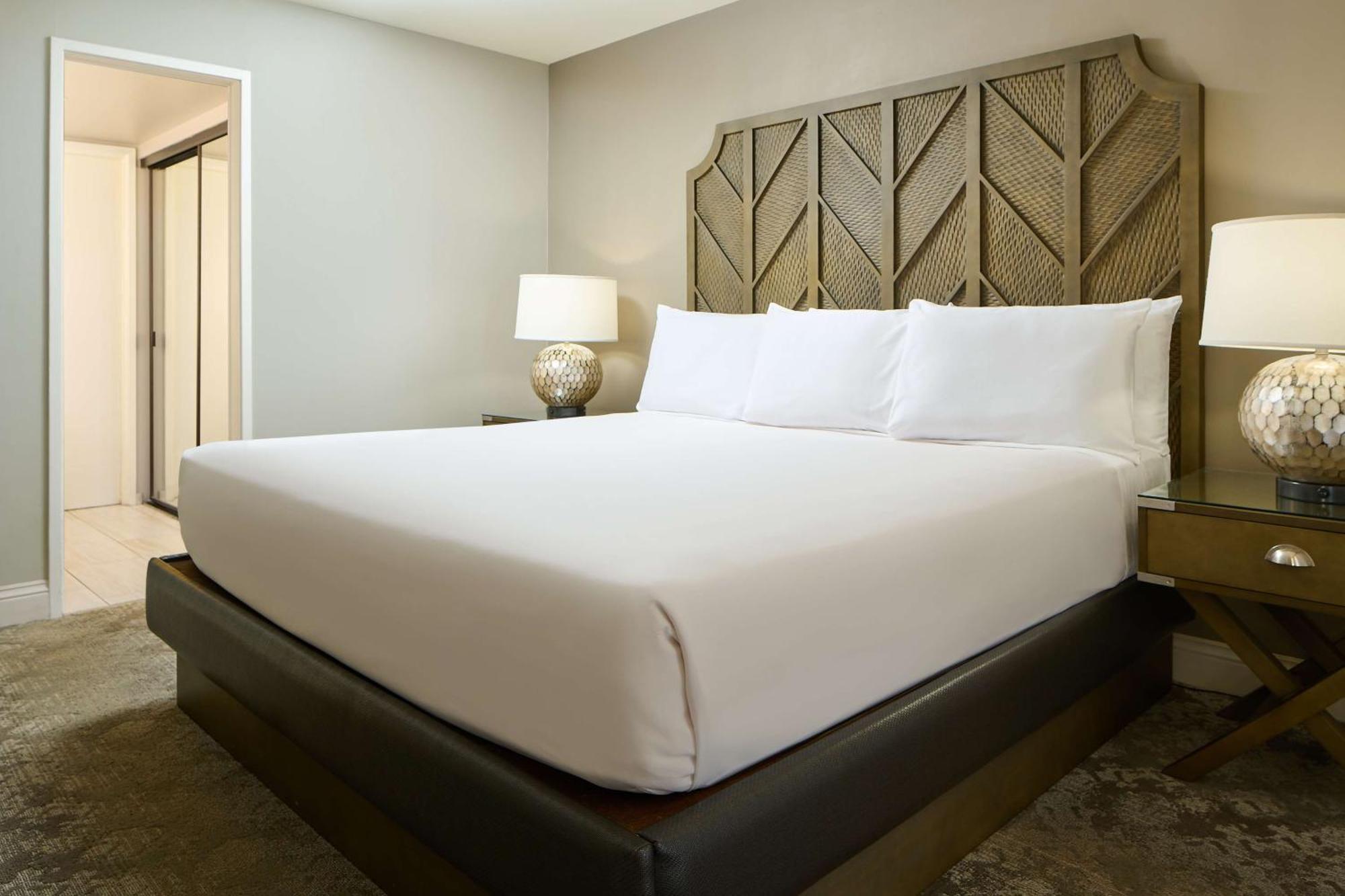 Aston Waikiki Beach Tower Honolulu Exterior foto A king bed