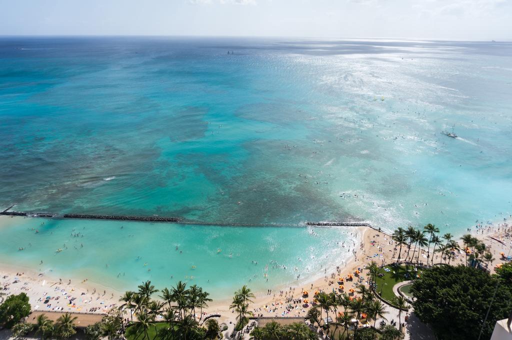 Aston Waikiki Beach Tower Honolulu Exterior foto View of the beach at the Royal Hawaiian Hotel